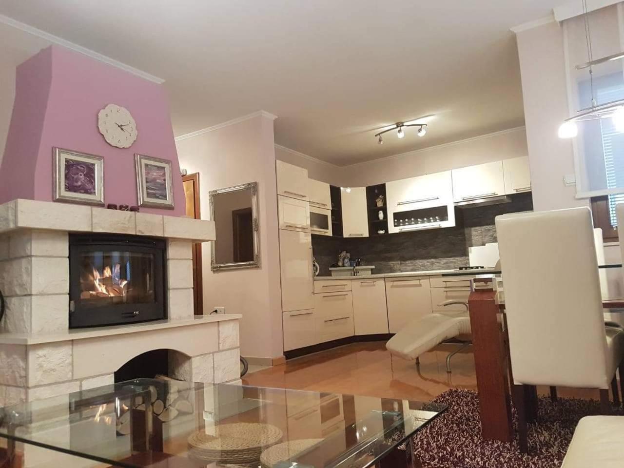 Apartman Lana วลาซิส ภายนอก รูปภาพ